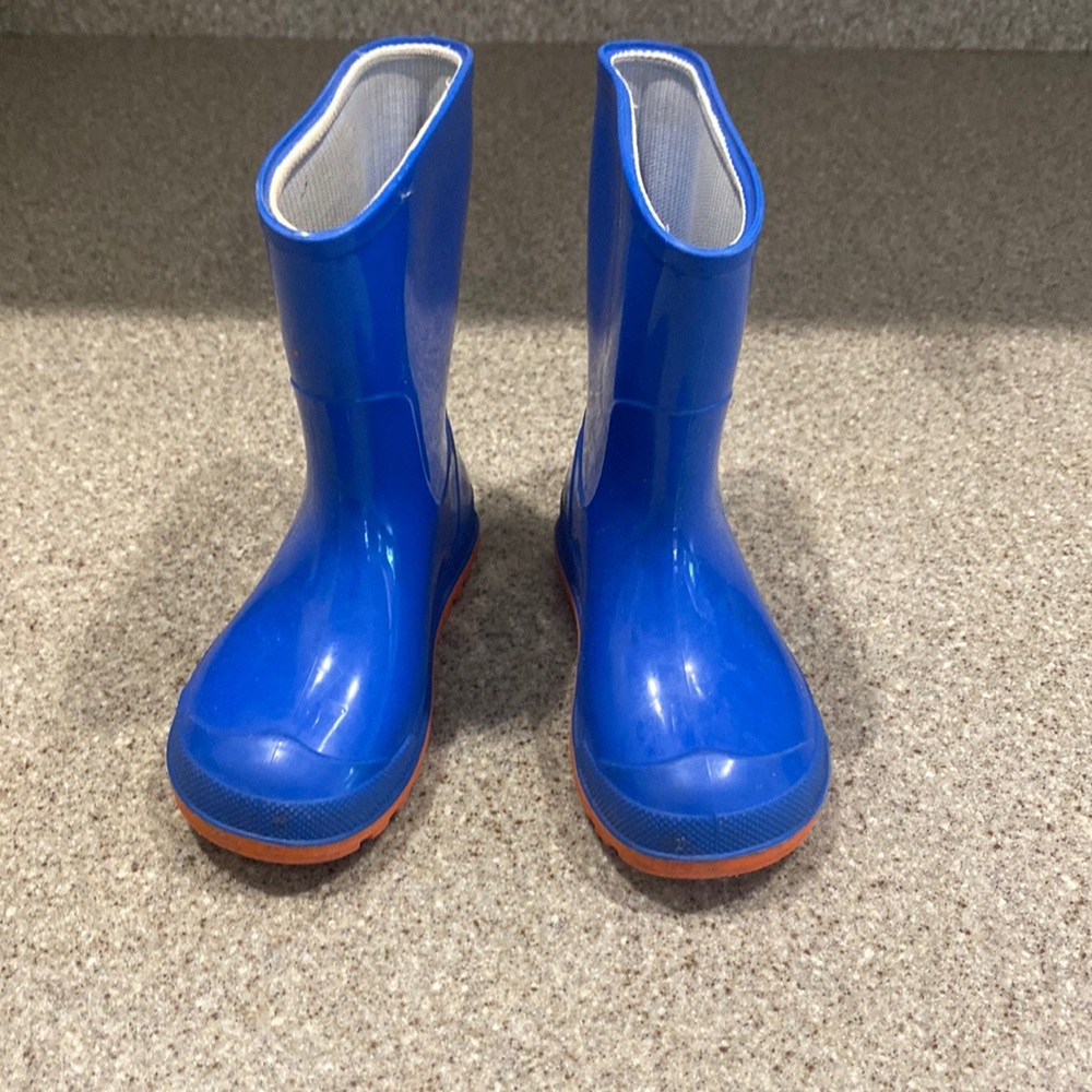 Blue rain boots 5/6